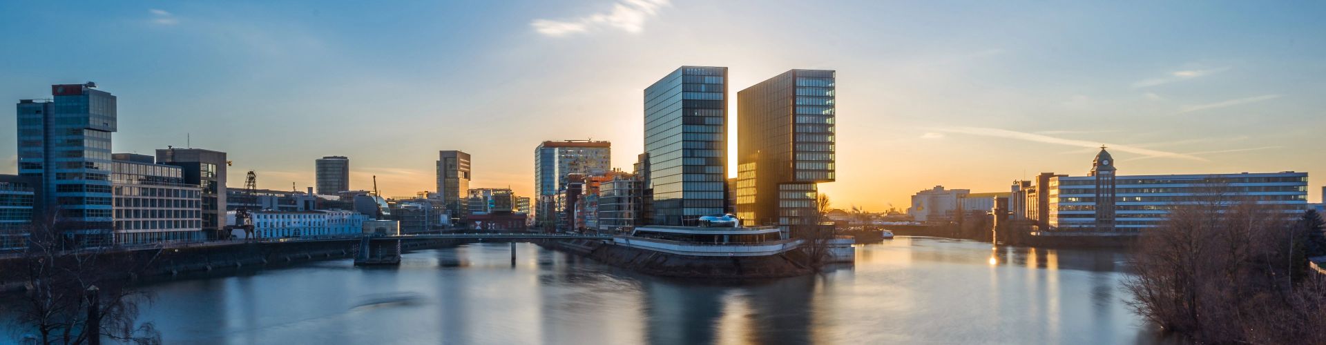 Blick vom Rhein auf den Düsseldorfer Medienhafen