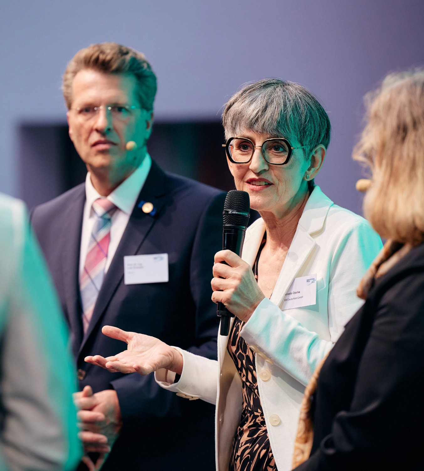 Jurymitglied Annette Opalka im Gespräch auf der Bühne mit weiteren Jurymitgliedern.